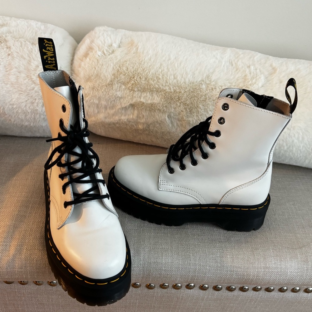 Dr Martens - 8 Eyelet Jadon White Boot NEW size M6/W7